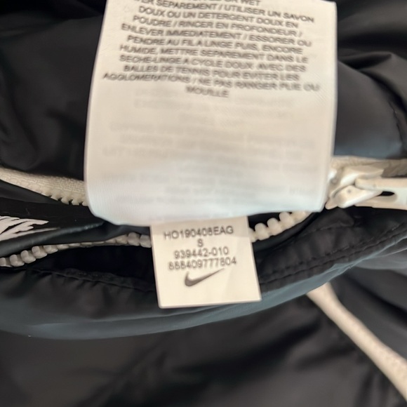 Nike Women's Reversible Down
Fill Vest 939442-010. Size Small - Picture 6 of 6